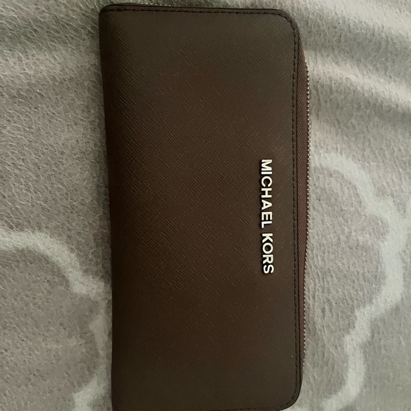 Michael kors wallet near mint condition - Picture 4 of 4